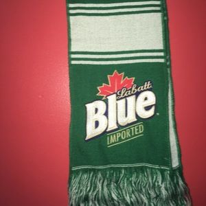 beer scarf and flip flops